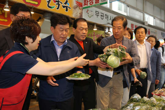 16일 범중소기업계 내수살리기추진단 출범식 이후 서울 관악구 신원시장을 찾은 중소기업인들이 물품을 구매하고 있다. 사진 왼쪽 두번째부터 박성택 중소기업중앙회장, 진병호 전국상인연합회장, 박칠구 한국경영혁신중소기업협회장. 사진= 중소기업중앙회 제공